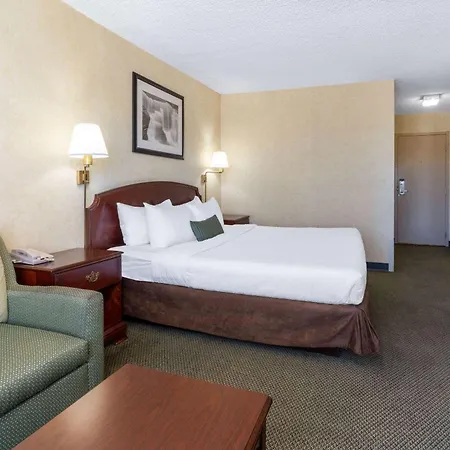 Ramada By Wyndham Reno Hotel & Casino-3